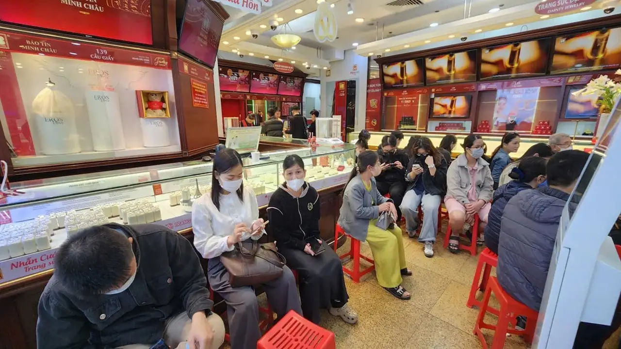 تطورات جديدة في أسعار الذهب لدى شركات SJC وBTMC وBTMH وتأثرها بالبورصة العالمية.